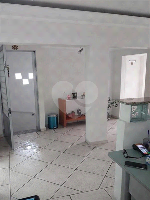 Sobrado para uso comercial/residencial, com 3 pavimentos.
700 metros do metrô Tucuruvi