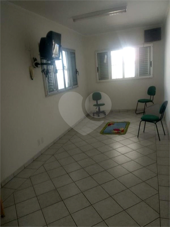 Sobrado para uso comercial/residencial, com 3 pavimentos.
700 metros do metrô Tucuruvi
