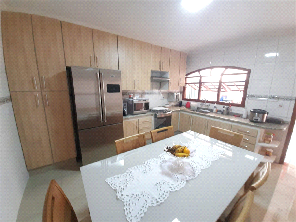 Excelente Sobrado com 2 amplas suítes