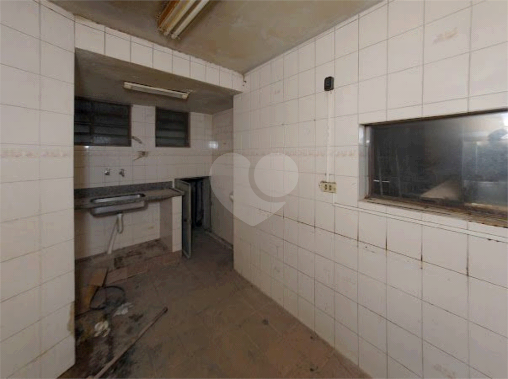 Prédio comercial na Avenida Imirim