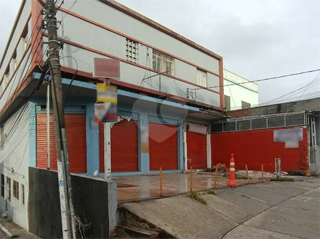Prédio comercial na Avenida Imirim