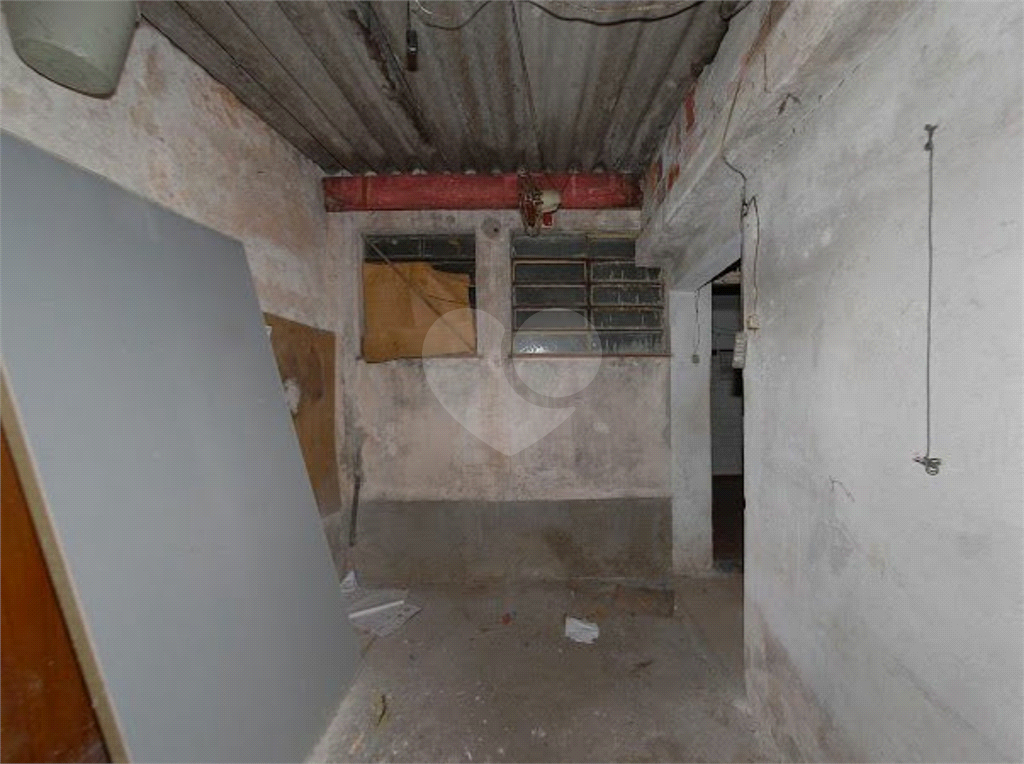 Prédio comercial na Avenida Imirim