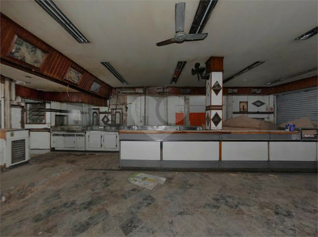 Prédio comercial na Avenida Imirim