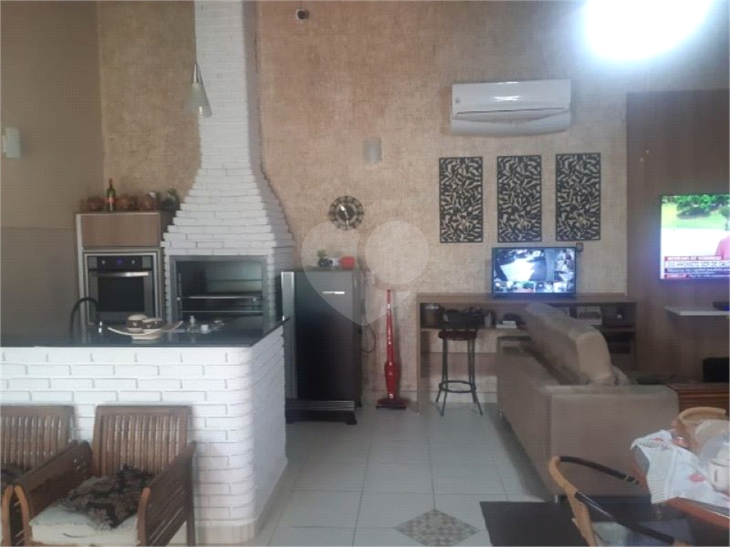 Casa à venda com 3 quartos, 250m² - Foto 1