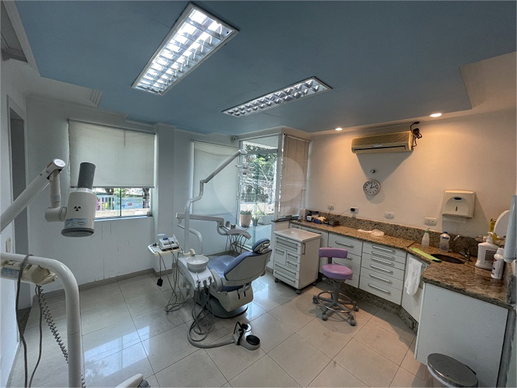 Excelente sobrado comercial ou Residencial com 3 vagas de garagem-Vila Gustavo