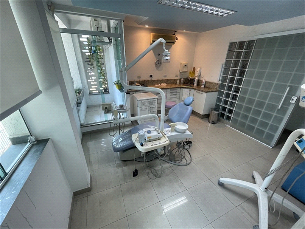 Excelente sobrado comercial ou Residencial com 3 vagas de garagem-Vila Gustavo