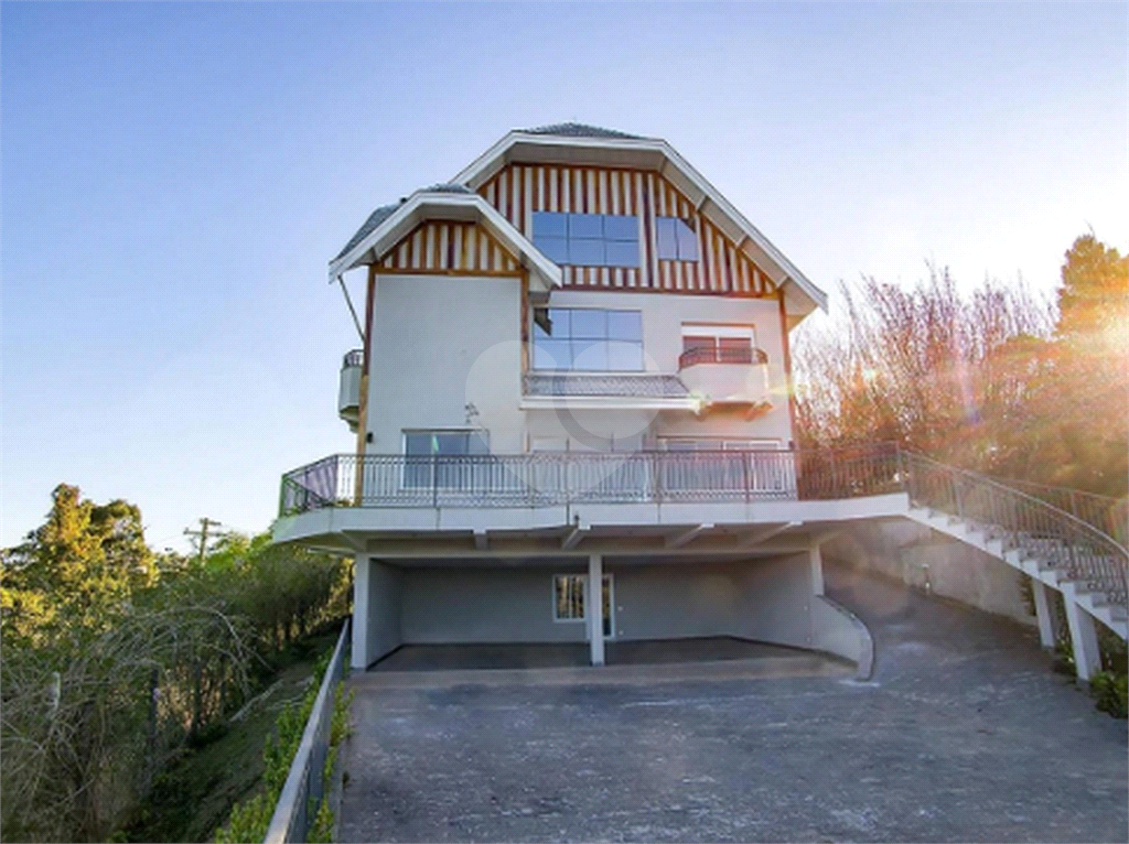 Casa em condomínio com 6 suítes em Campos do Jordão 