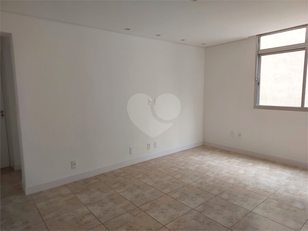 Apartamento a venda 3 dormitorios -possui cabeamento especifico para suportar fibra optica de alta velocidade, bastante utilizada por gamers, e profissionais de gravam lives e transmissões ao vivo. -  Perdizes