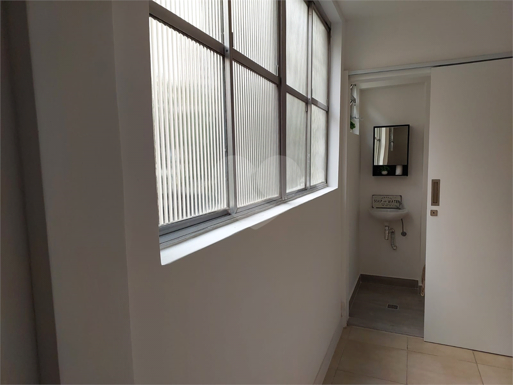 Apartamento a venda 3 dormitorios -possui cabeamento especifico para suportar fibra optica de alta velocidade, bastante utilizada por gamers, e profissionais de gravam lives e transmissões ao vivo. -  Perdizes