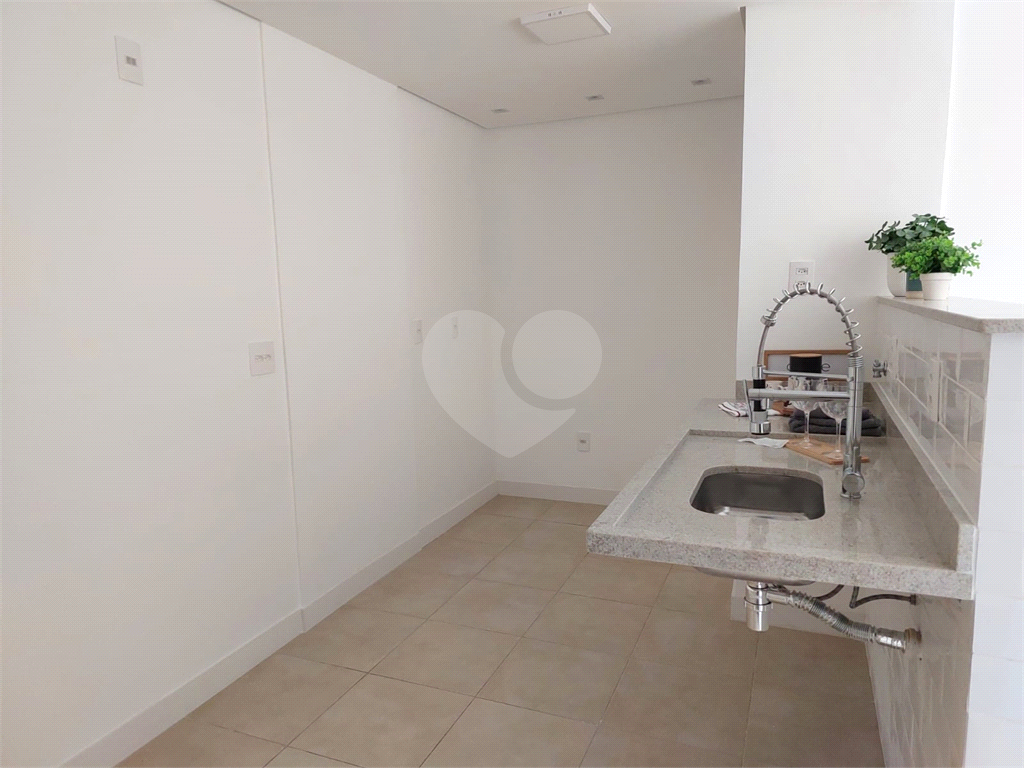 Apartamento a venda 3 dormitorios -possui cabeamento especifico para suportar fibra optica de alta velocidade, bastante utilizada por gamers, e profissionais de gravam lives e transmissões ao vivo. -  Perdizes