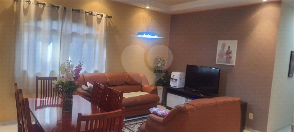 Casa à venda com 3 quartos, 200m² - Foto 1