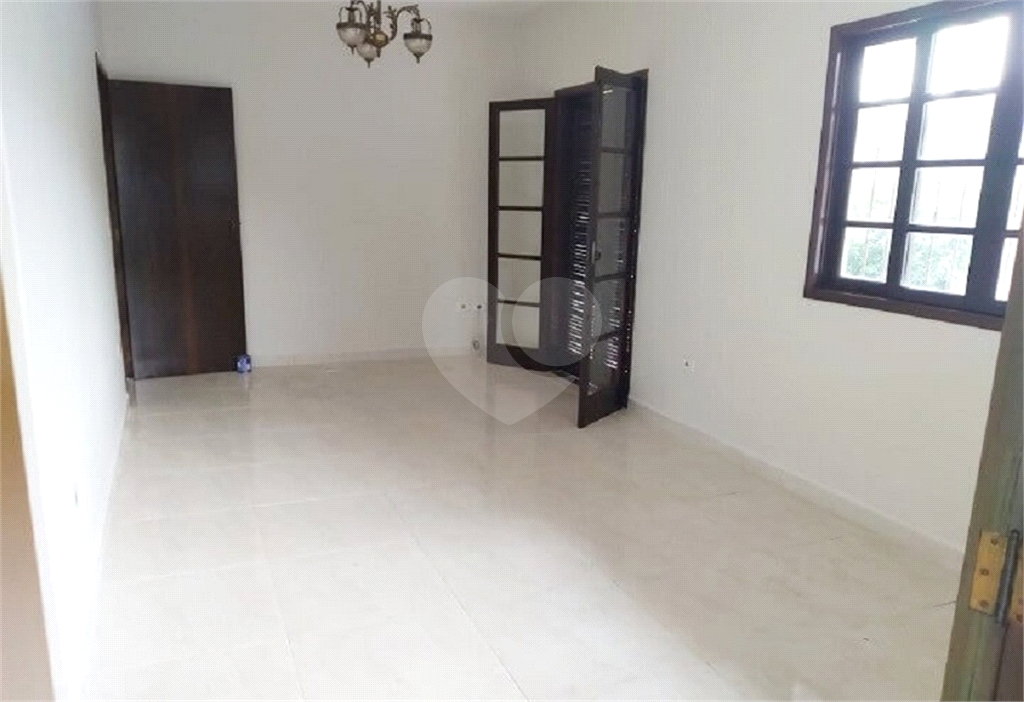 Casa à venda e aluguel com 3 quartos, 200m² - Foto 4