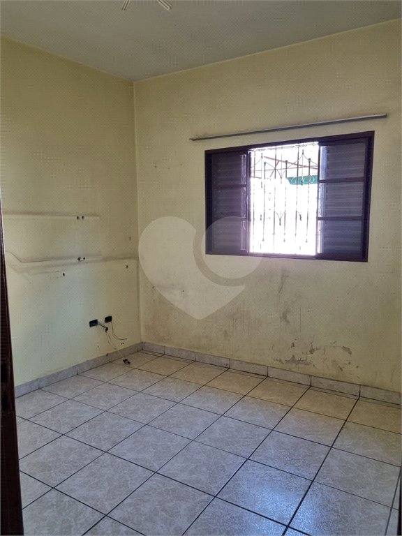 PRÉDIO COM SALÃO E DUAS CASAS