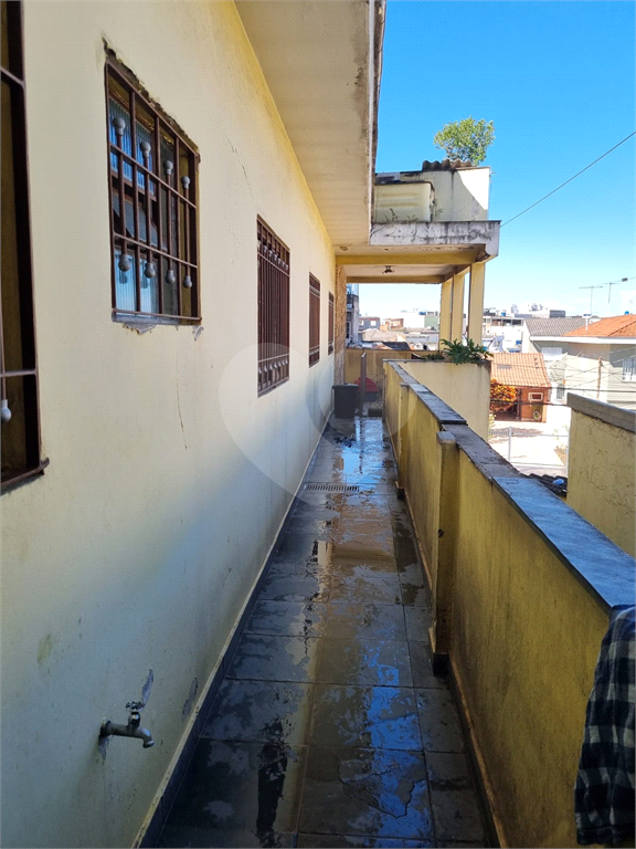 PRÉDIO COM SALÃO E DUAS CASAS