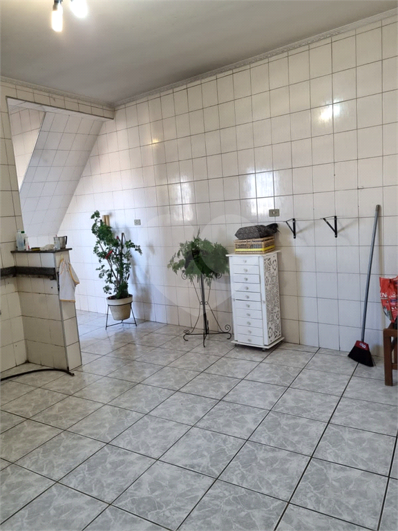 PRÉDIO COM SALÃO E DUAS CASAS