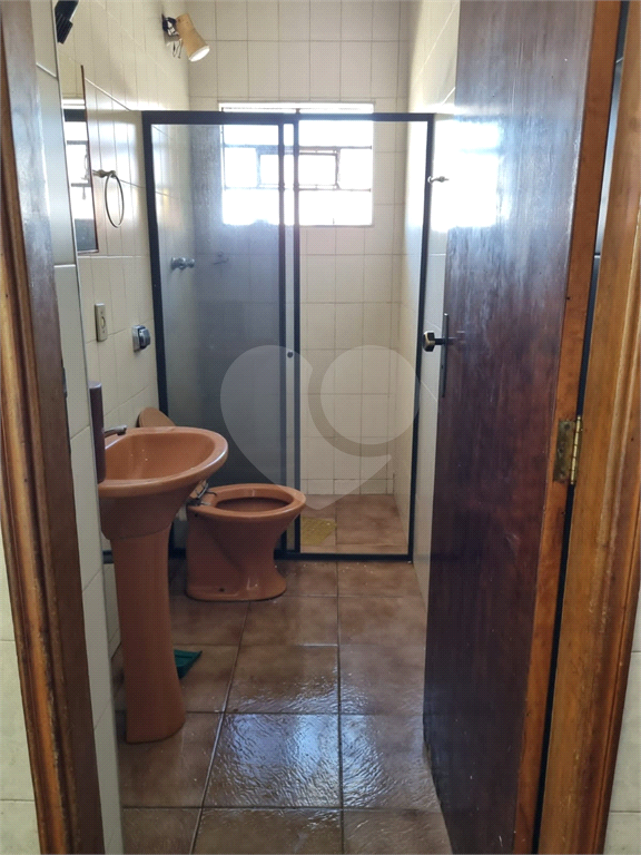 PRÉDIO COM SALÃO E DUAS CASAS