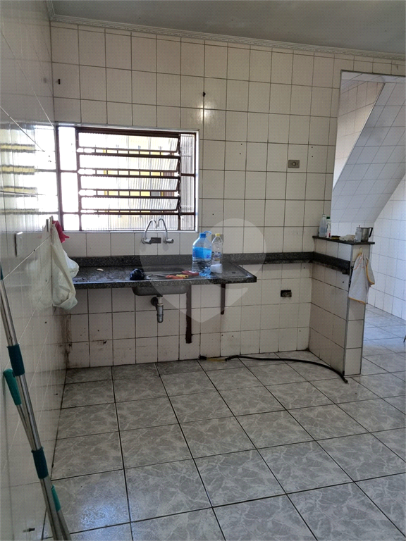 PRÉDIO COM SALÃO E DUAS CASAS