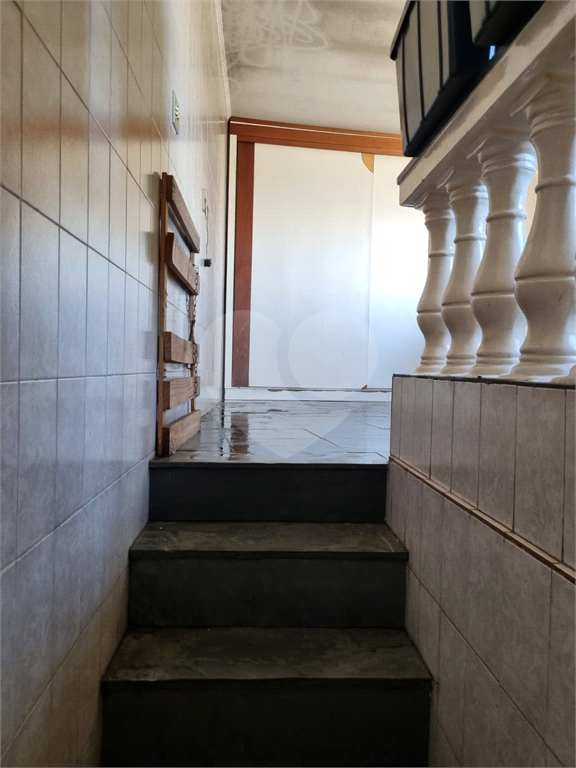 PRÉDIO COM SALÃO E DUAS CASAS