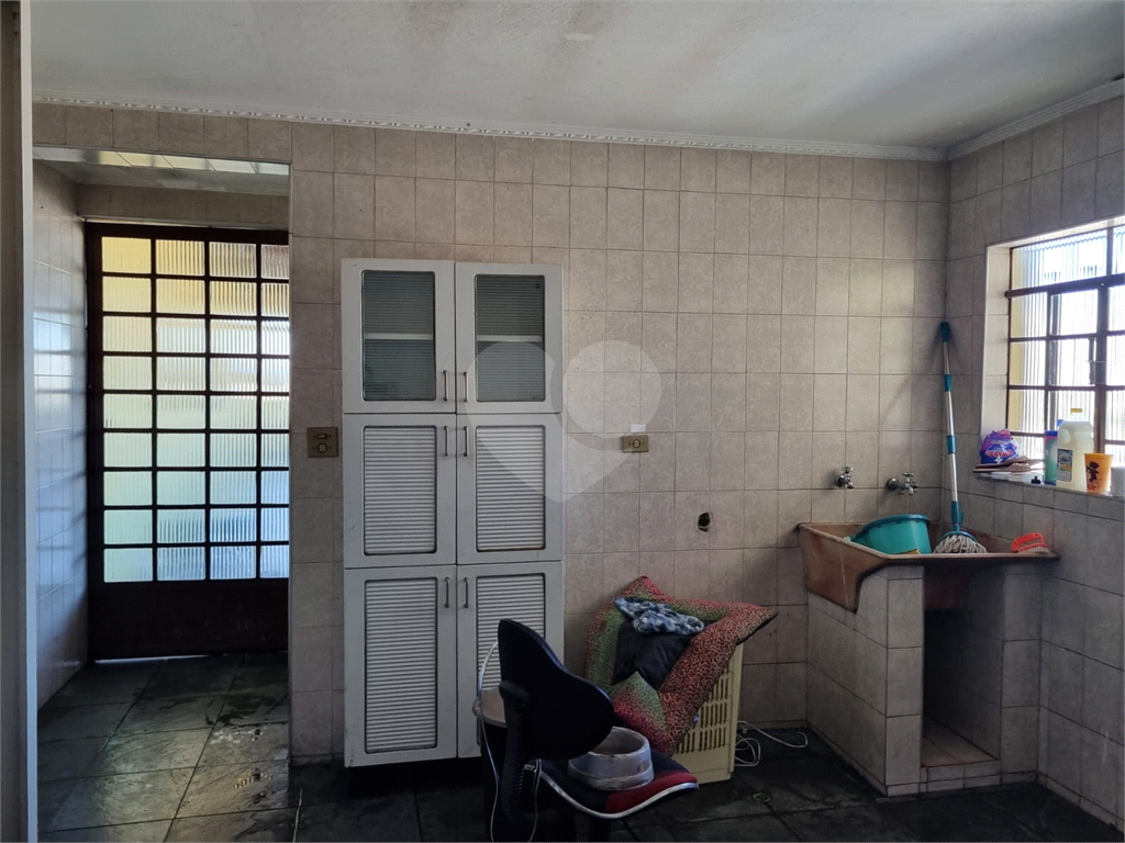 PRÉDIO COM SALÃO E DUAS CASAS