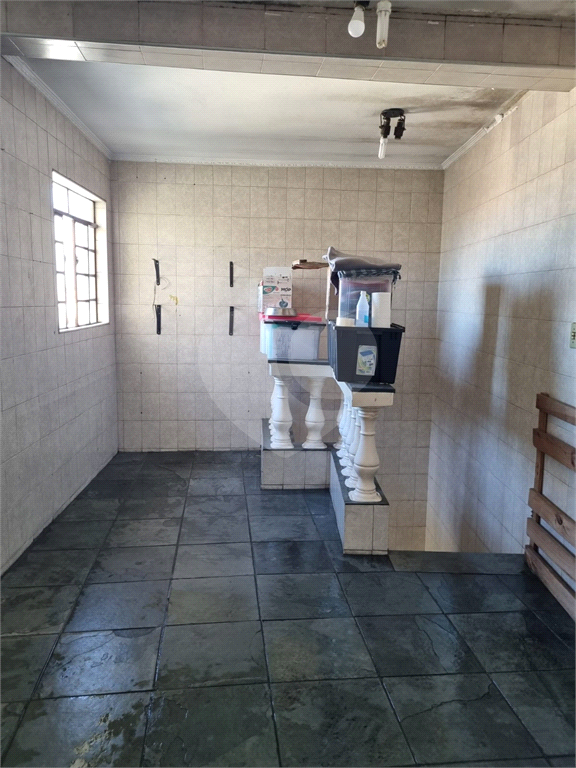 PRÉDIO COM SALÃO E DUAS CASAS