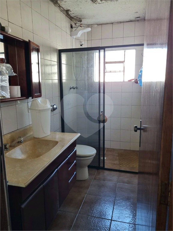 PRÉDIO COM SALÃO E DUAS CASAS