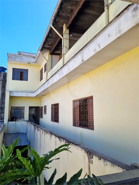 PRÉDIO COM SALÃO E DUAS CASAS