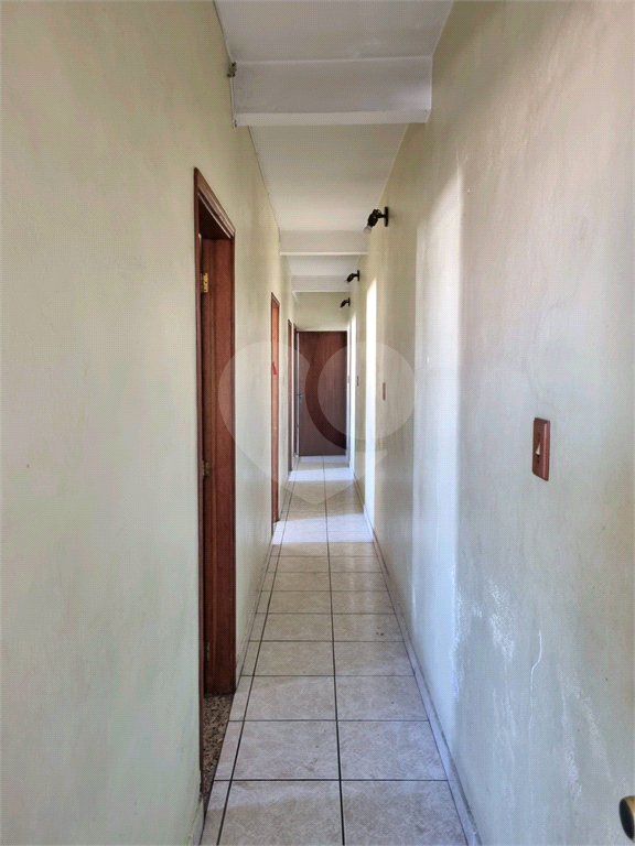PRÉDIO COM SALÃO E DUAS CASAS