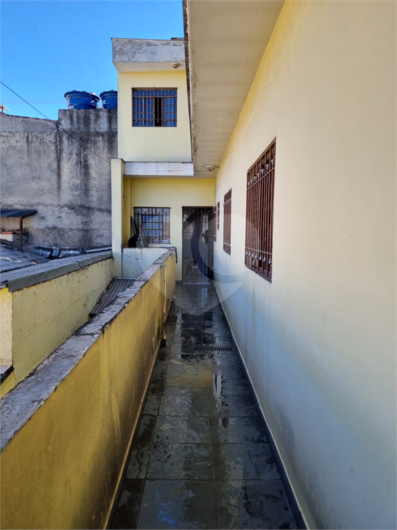 PRÉDIO COM SALÃO E DUAS CASAS