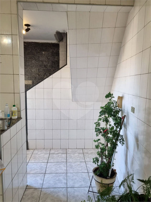 PRÉDIO COM SALÃO E DUAS CASAS