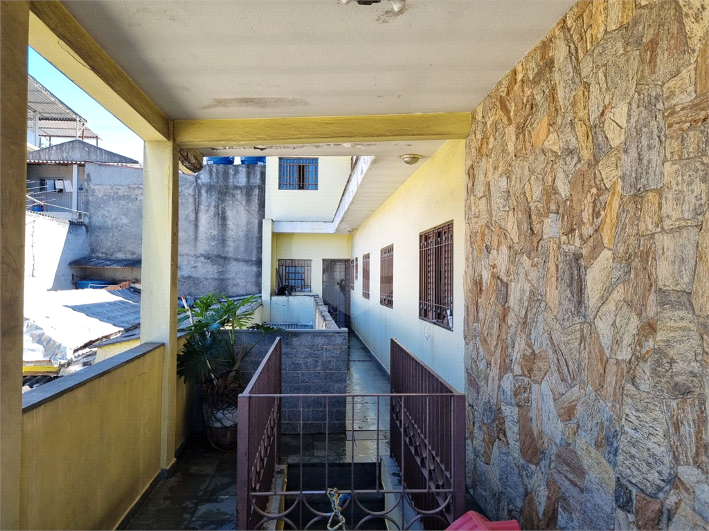 PRÉDIO COM SALÃO E DUAS CASAS