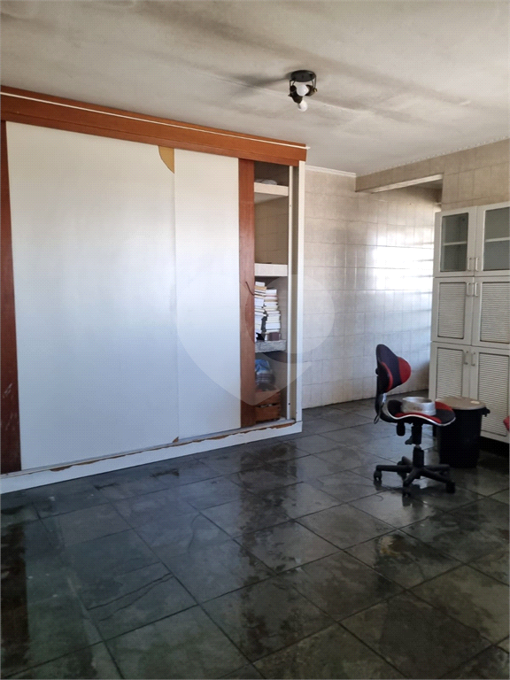 PRÉDIO COM SALÃO E DUAS CASAS