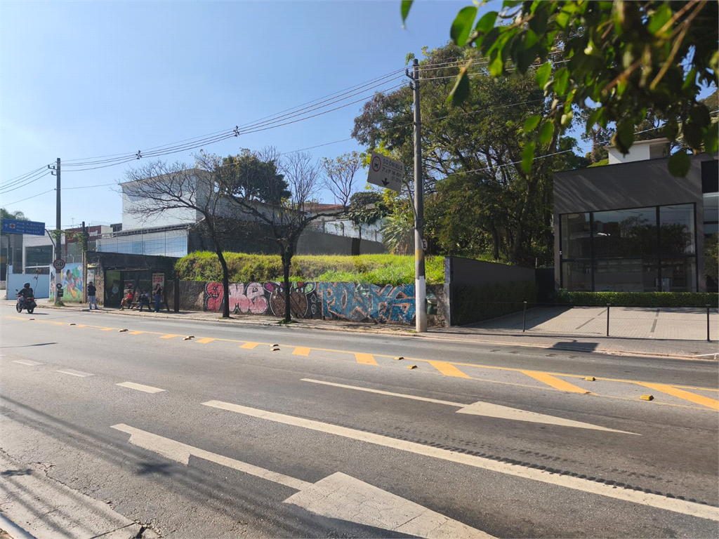 Terreno com 900 m² para Locação na Av. Giovanni Gronchi — Oportunidade para Seu Negócio decolar com visibilidade e acesso estratégico