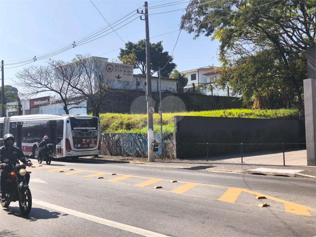 Terreno com 900 m² para Locação na Av. Giovanni Gronchi — Oportunidade para Seu Negócio decolar com visibilidade e acesso estratégico