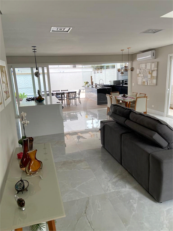 Casa em Condomínio com 4 quartos, 339 m², 4 vagas em Caraguatatuba