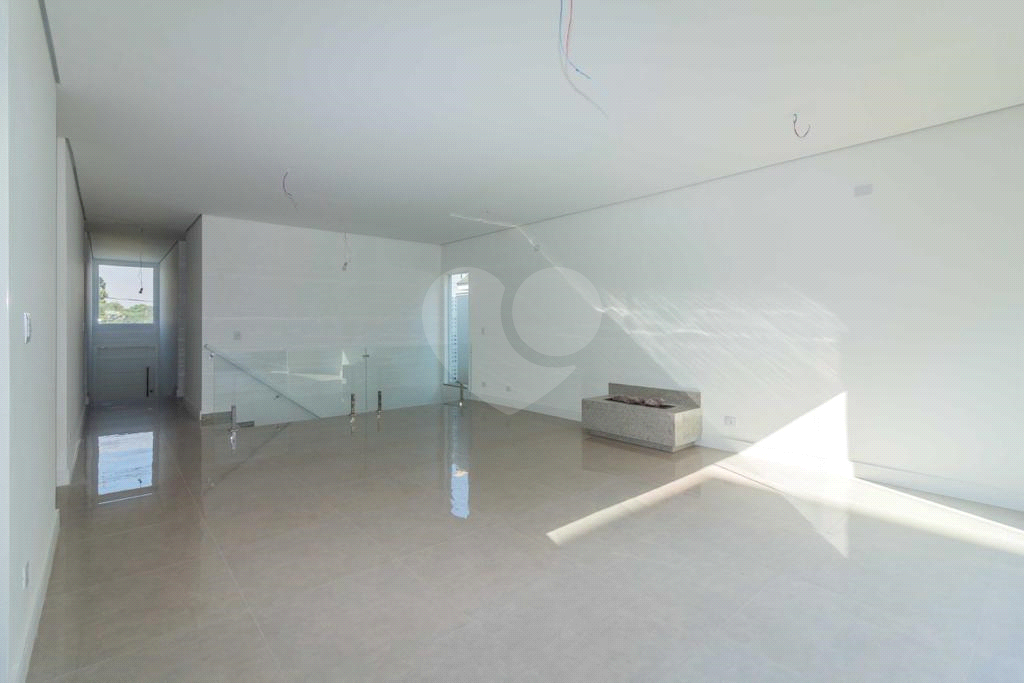 Casa de  Condomínio em Alphaville a Venda-220 m2-3 Dormitórios-3 Suítes-Valville