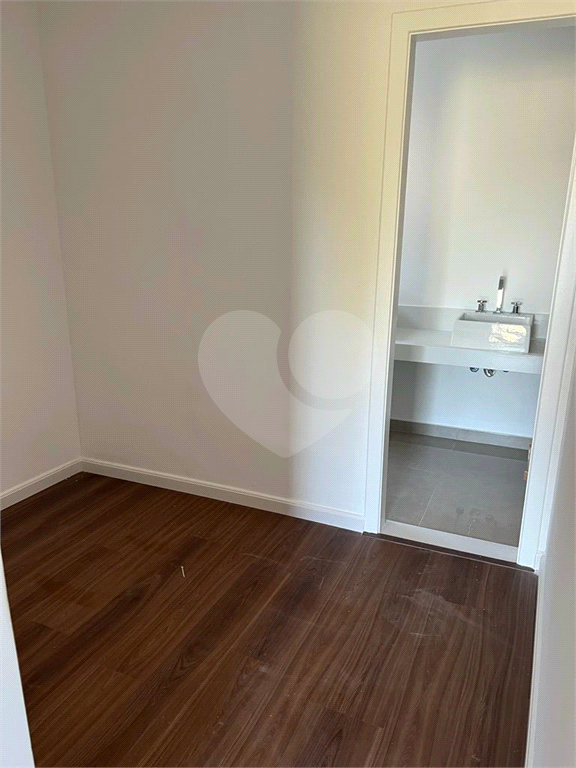 Casa de  Condomínio em Alphaville a Venda-220 m2-3 Dormitórios-3 Suítes-Valville