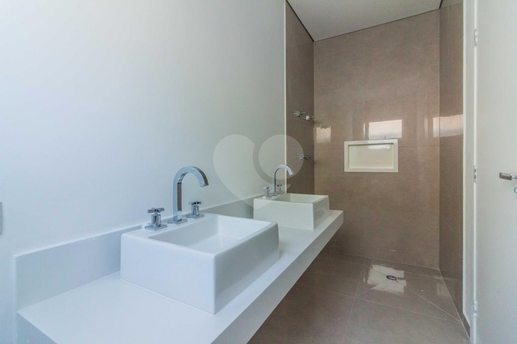 Casa de  Condomínio em Alphaville a Venda-220 m2-3 Dormitórios-3 Suítes-Valville