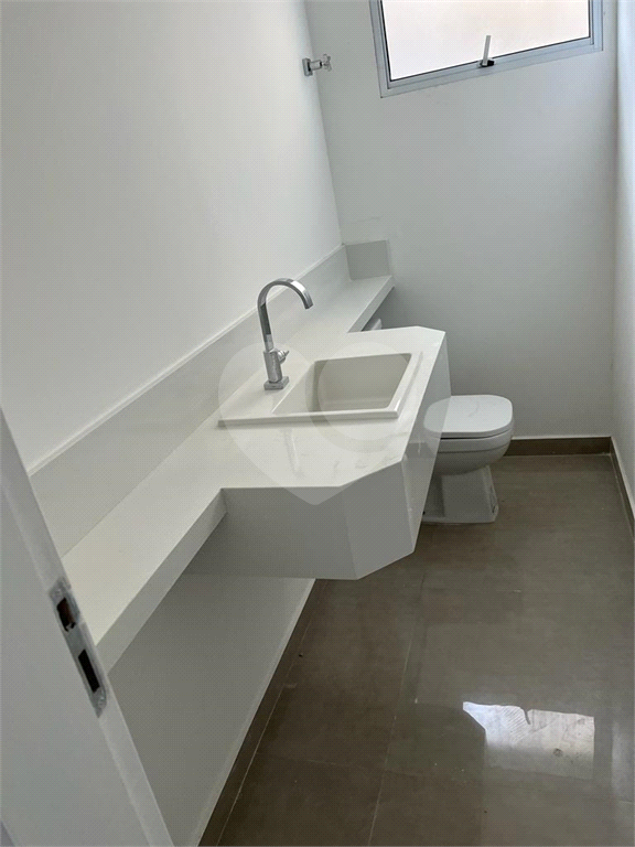 Casa de  Condomínio em Alphaville a Venda-220 m2-3 Dormitórios-3 Suítes-Valville
