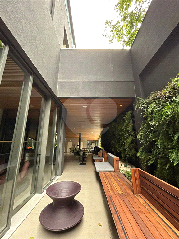 Apartamento na Oscar Freire - 2 suítes e 1 vaga - Andar alto 