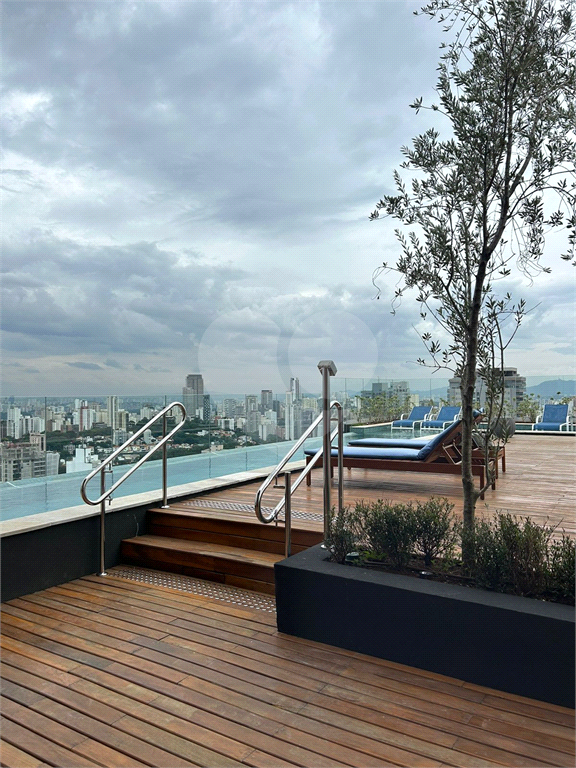 Apartamento na Oscar Freire - 2 suítes e 1 vaga - Andar alto 