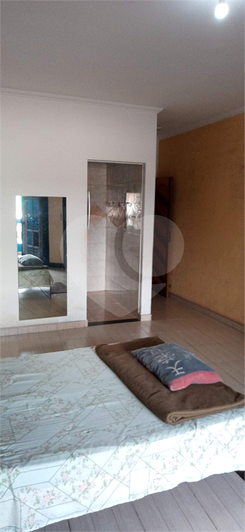Sobrado a Venda com 275m² com 04 dormitorios, 01 suíte, 03 vagas, 03 salas, 03 banheiros