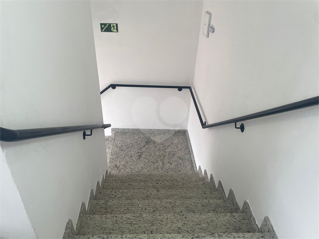 Condomínio novo, metrô