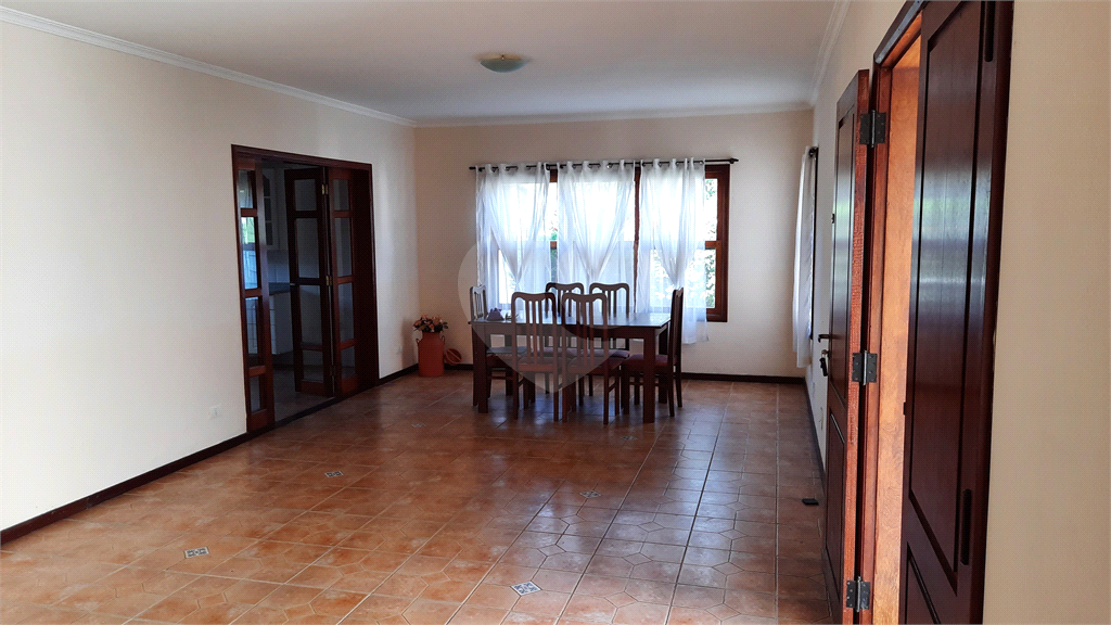 CASA TERREA - VARGEM GRANDE PAULISTA - 3 DORMITÓRIOS - 3 SUÍTES - 5 BANHEIROS - 5 VAGAS - 2 SALAS