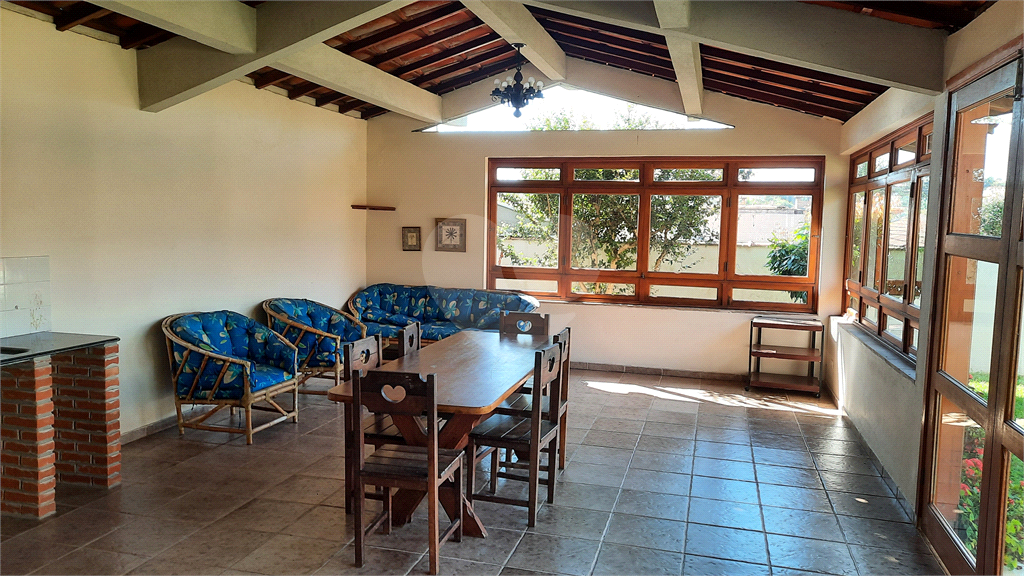 CASA TERREA - VARGEM GRANDE PAULISTA - 3 DORMITÓRIOS - 3 SUÍTES - 5 BANHEIROS - 5 VAGAS - 2 SALAS