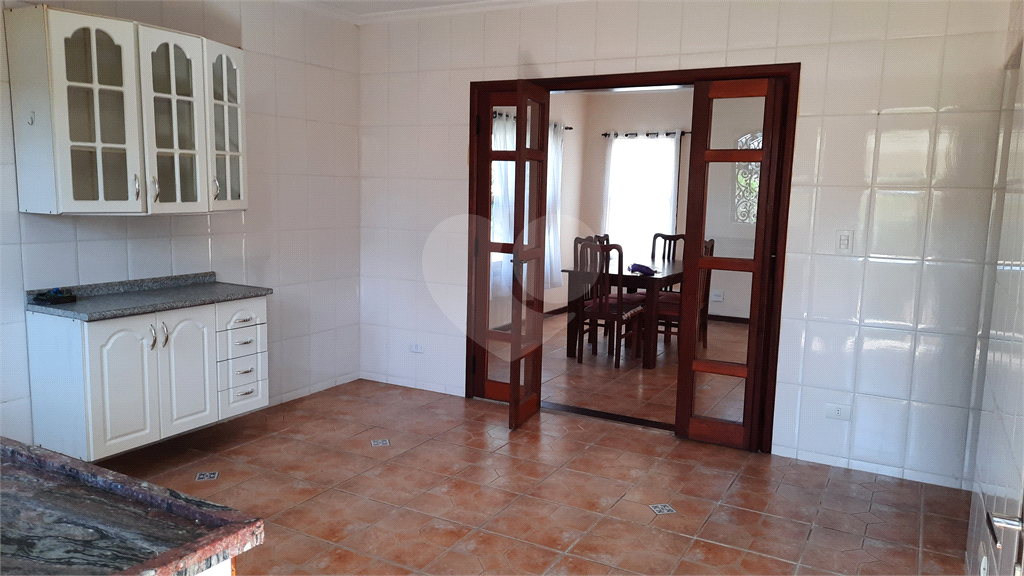 CASA TERREA - VARGEM GRANDE PAULISTA - 3 DORMITÓRIOS - 3 SUÍTES - 5 BANHEIROS - 5 VAGAS - 2 SALAS