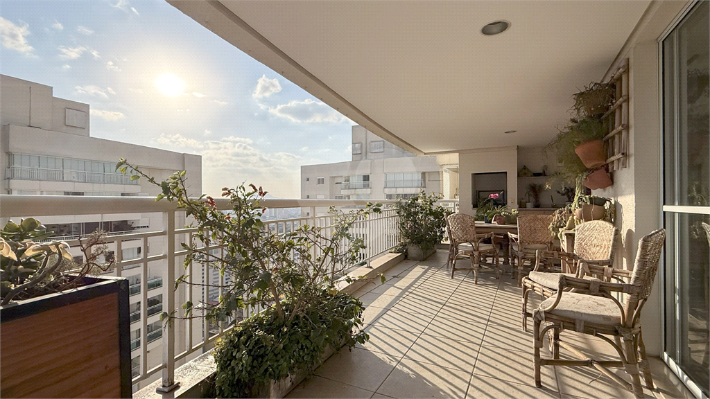 Imóvel de 180m² com ampla sala de estar 3 suítes, 3 vagas de garagem lazer completo Vila Romana