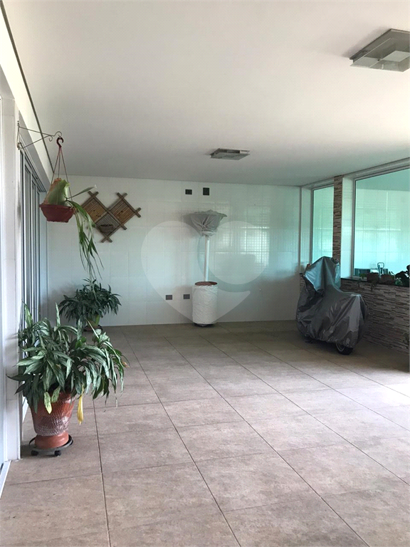 Sobrado no condomínio Mirante do Horto com 300m²
