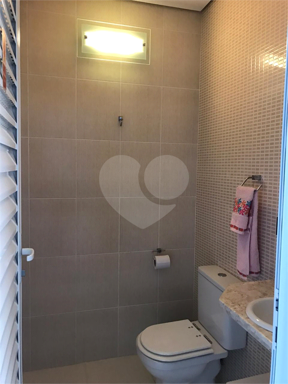 Sobrado no condomínio Mirante do Horto com 300m²