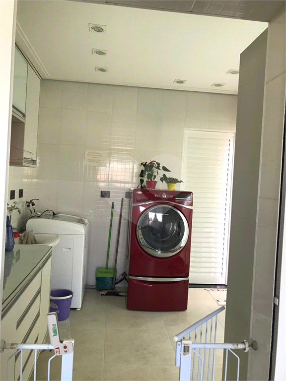 Sobrado no condomínio Mirante do Horto com 300m²