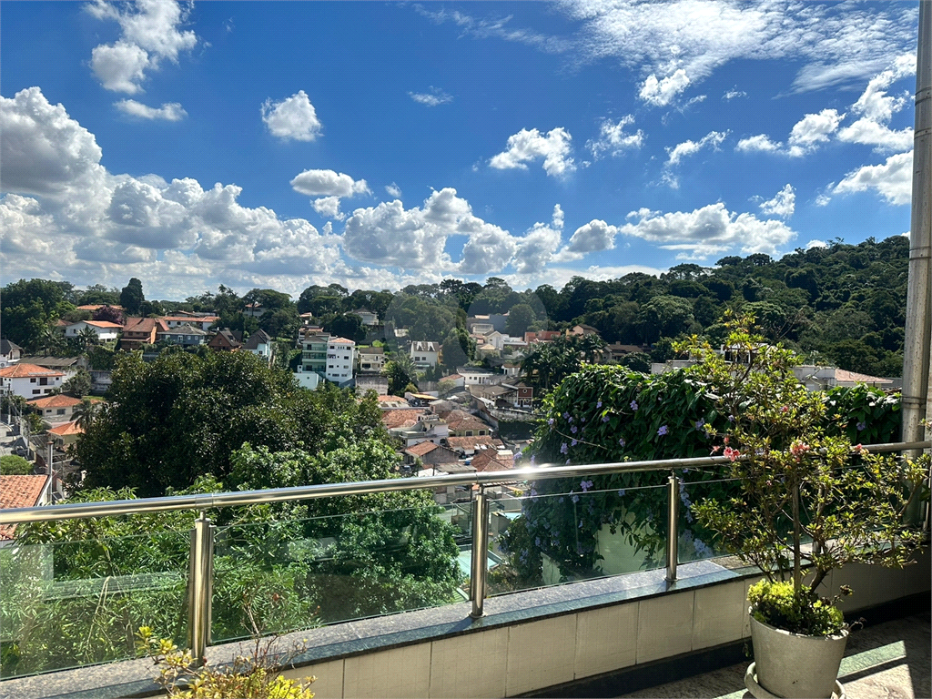 Sobrado no condomínio Mirante do Horto com 300m²
